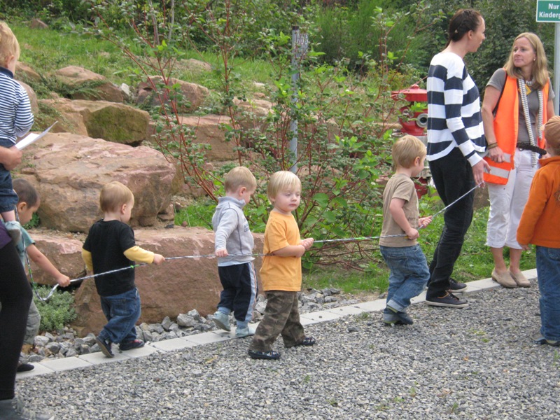 Die Kindergruppe wird am Seil geführt (Foto: EMBL)
