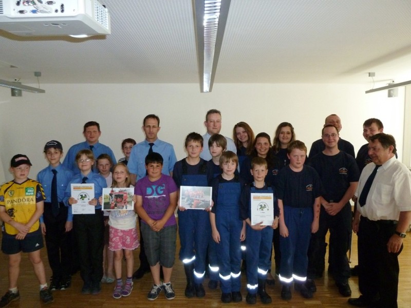 Die Sieger aus Wieblingen und Ziegelhausen nehnem ihren Preis entgegen (Foto: Berufsfeuerwehr Heidelberg)
