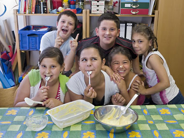 Gemeinsam schmeckt's am besten. Mittagsbetreuung der Wilckensschule. (Foto: Rothe) Gemeinsam schmeckt's am besten. Mittagsbetreuung der Wilckensschule. (Foto: Rothe)
