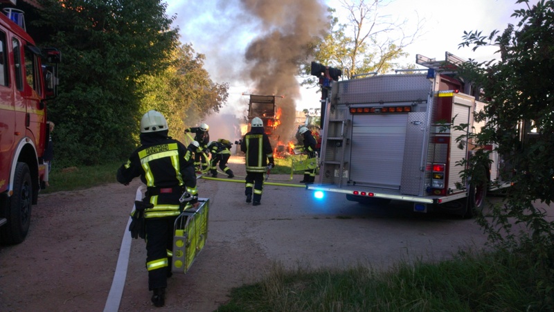 Landmaschine brennt (Foto: Berufsfeuerwehr Heidelberg)