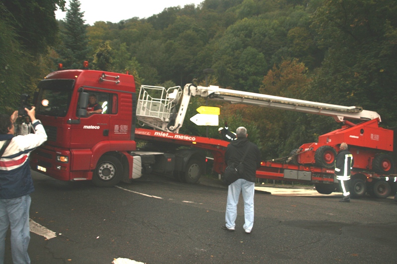 Tieflader stekt im Kurvenbereich fest (Foto: Berufsfeuerwehr Heidelberg)