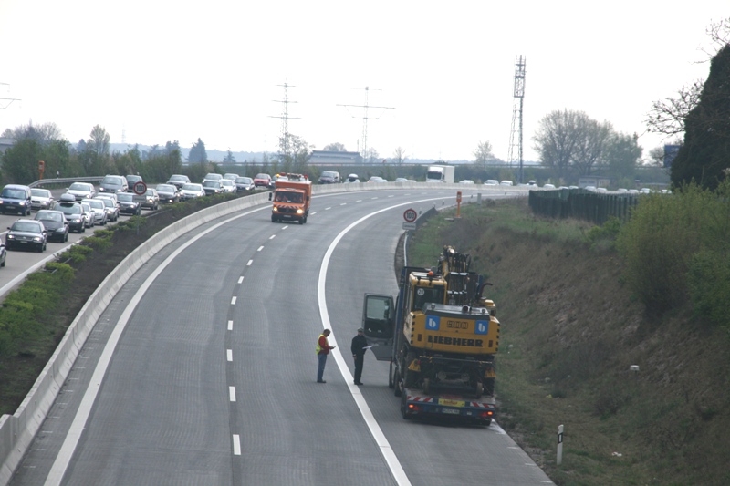 Blick auf die gesperrte Autobahn und den mit einem Bagger beladenen Tieflader (Foto: Berufsfeuerwehr Heidelberg)