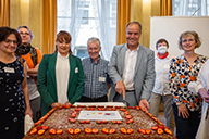 Gruppenfoto vor Torte