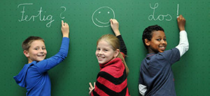 Schulkinder an der Tafel. (Foto: Dorn)