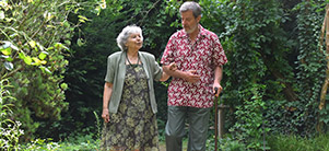 Ältere Frau und Mann mit Gehstock beim Spazieren gehen (Foto: Dorn)