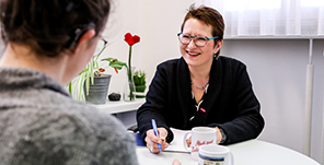 Die Behinderten-Beauftragte berät eine Person (Foto: Pellner)