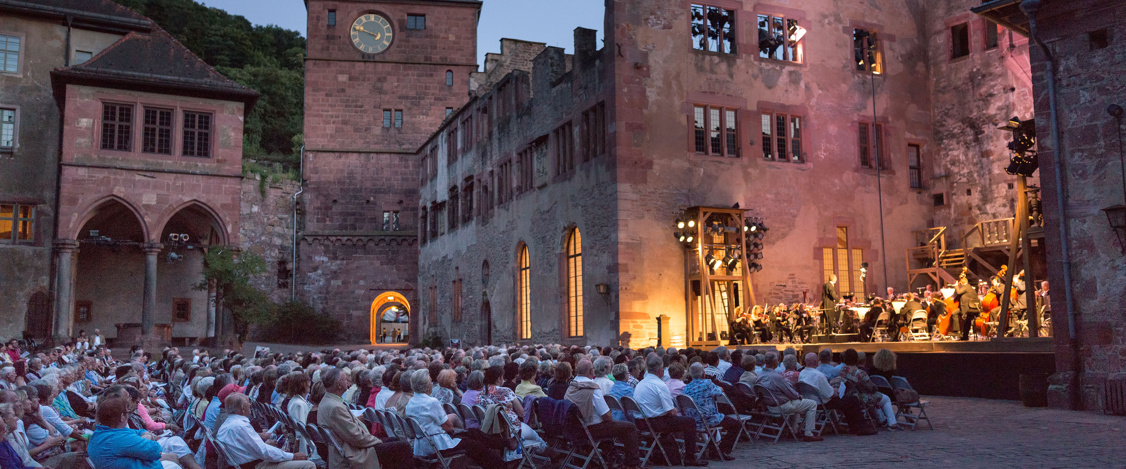 Heidelberger Schloss-Innenhof am Abend mit beleuchteter Bühne bei den Schlossfestspielen 