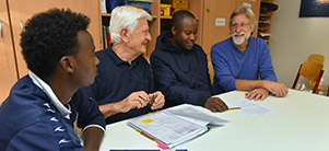 Nachhilfe in der Flüchtlingsunterkunft Hardtstraße (Foto: Dorn)