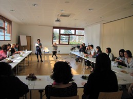 Die Teilnehmerinnen sowie die Vortragende Dörthe Domzig (Mitte, sitzend). (Foto: Stadt Heidelberg)
