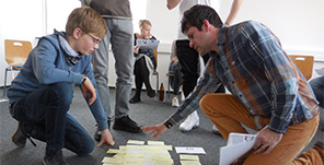 Jacob und Dozent Andreas Staudt bei der F+U Fachschule für Sozialwesen (Foto: Renate Heinz)