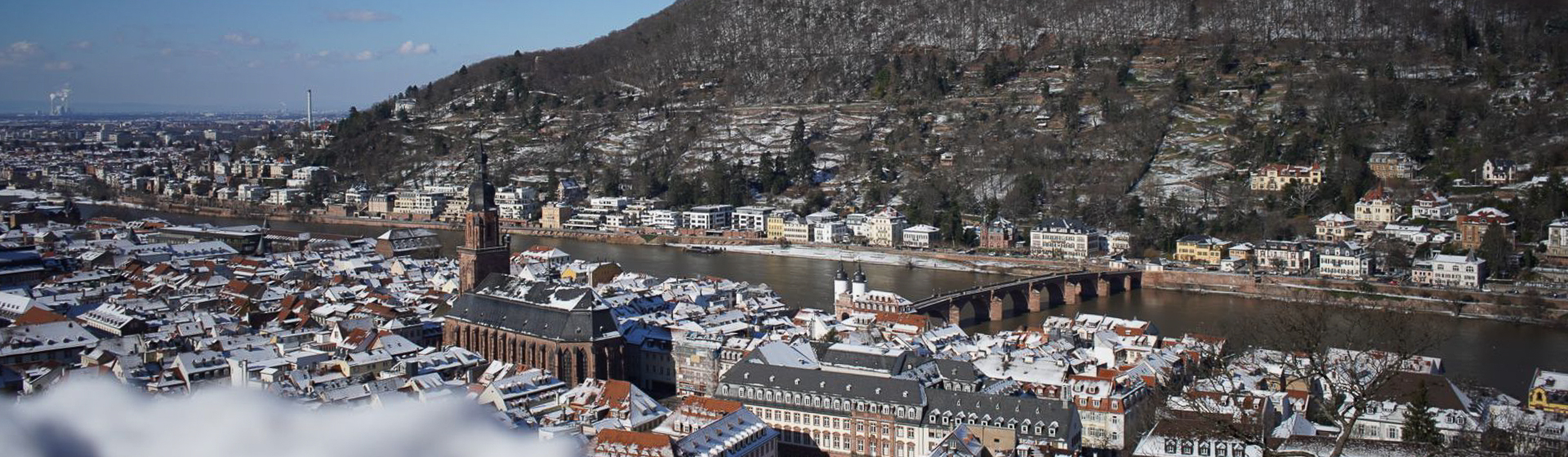 Blick auf die schneebedeckte Heidelberger Altstadt