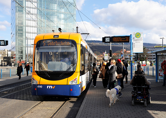 Straßenbahn an der Haltestelle Hauptbahnhof (Foto: rnv) Straßenbahn an der Haltestelle Hauptbahnhof (Foto: rnv)