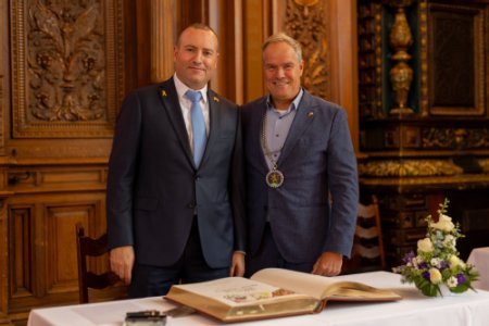 Rehovots Bürgermeister Matan Dil und Oberbürgermeister Eckart Würzner beim Eintrag in das Goldene Buch der Stadt Heidelberg. (Foto: Stadt Heidelberg) Rehovots Bürgermeister Matan Dil und Oberbürgermeister Eckart Würzner beim Eintrag in das Goldene Buch der Stadt Heidelberg. (Foto: Stadt Heidelberg)
