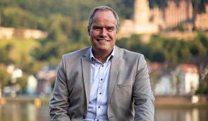 Porträt des Oberbürgermeisters am Neckar (Foto: Tobias Dittmer)