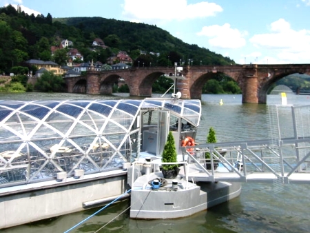 Solarboot am Anlegesteg (Foto: Heidelberger Solarschifffahrtsgesellschaft)