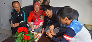 Familie in der Flüchtlingsunterkunft in der Hardtstraße in Kirchheim (Foto: Dorn)) Familie in der Flüchtlingsunterkunft in der Hardtstraße in Kirchheim