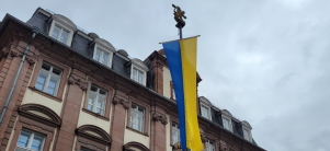 Die ukrainische Flagge weht vor dem Heidelberger Rathaus (Foto: Stadt Heidelberg) Die ukrainische Flagge weht vor dem Heidelberger Rathaus