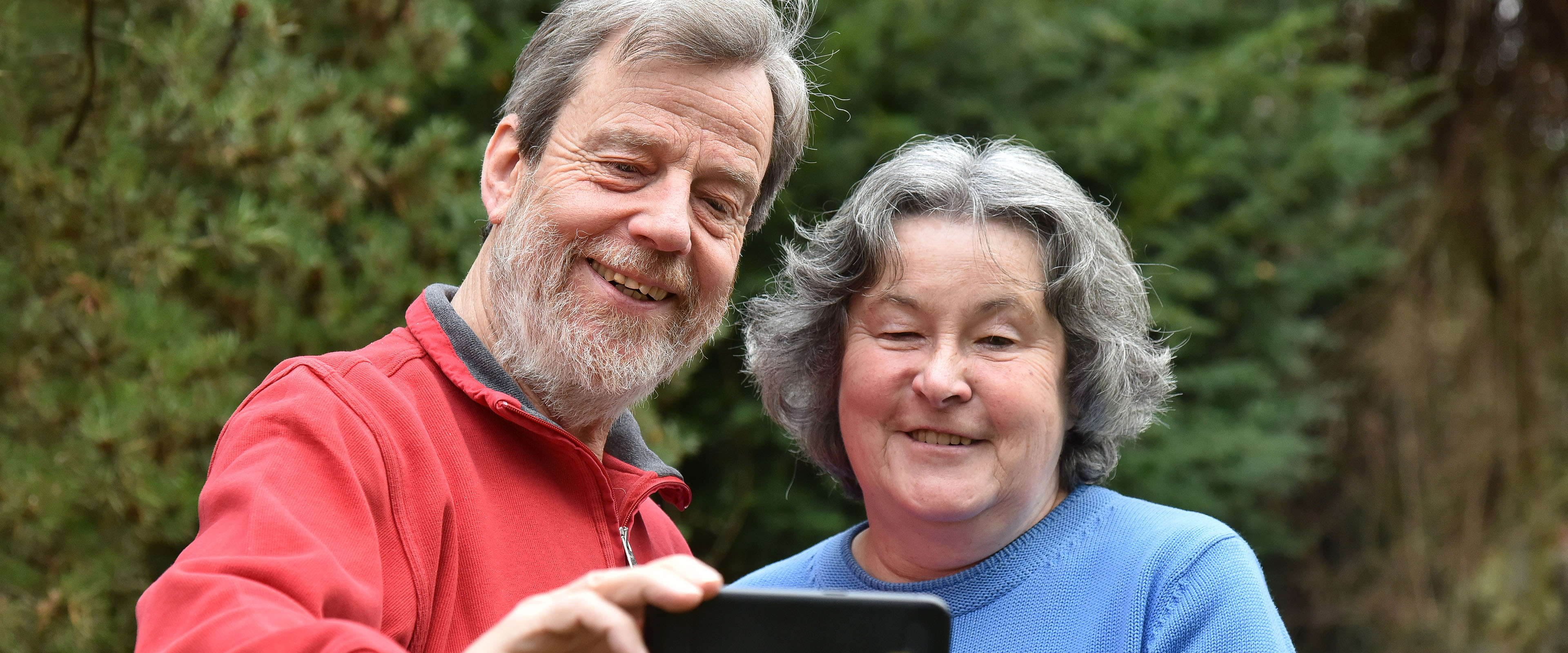 Zwei Senioren beim Selfie-Machen