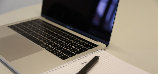 Symbolbild Pressebasismappe (Foto: Stadt HD) Ein Collegeblock mit einem Füller und ein aufgeklappter Laptop.