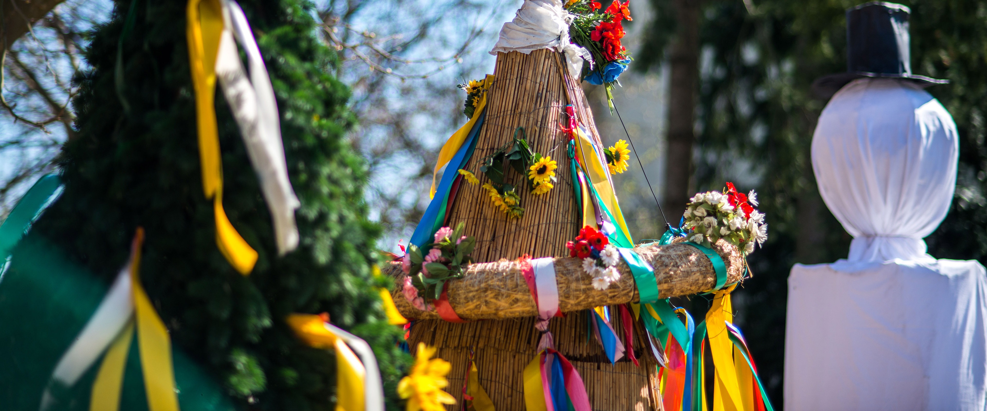 Gruppe von bunt gekleideten Menschen mit Streichinstrumenten