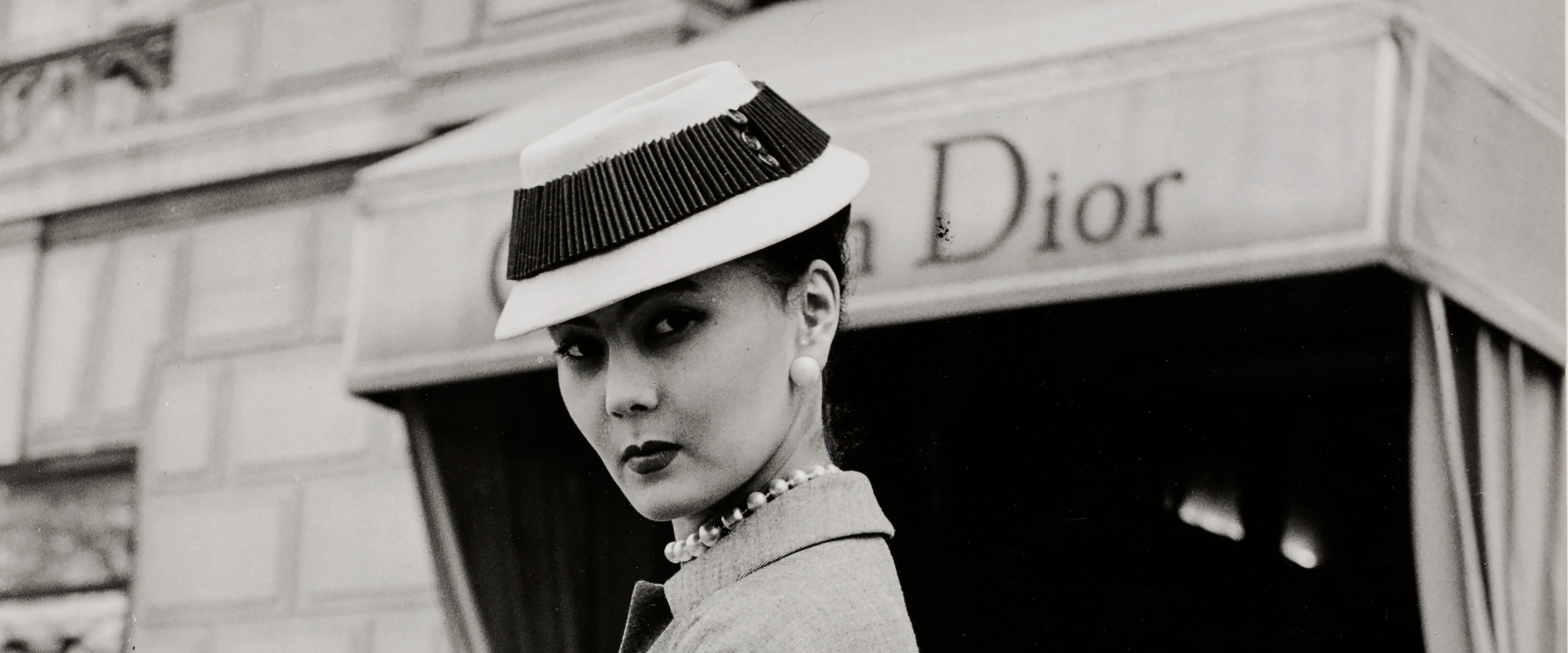 Fotografie: Frau mit Hut vor Dior-Geschäft