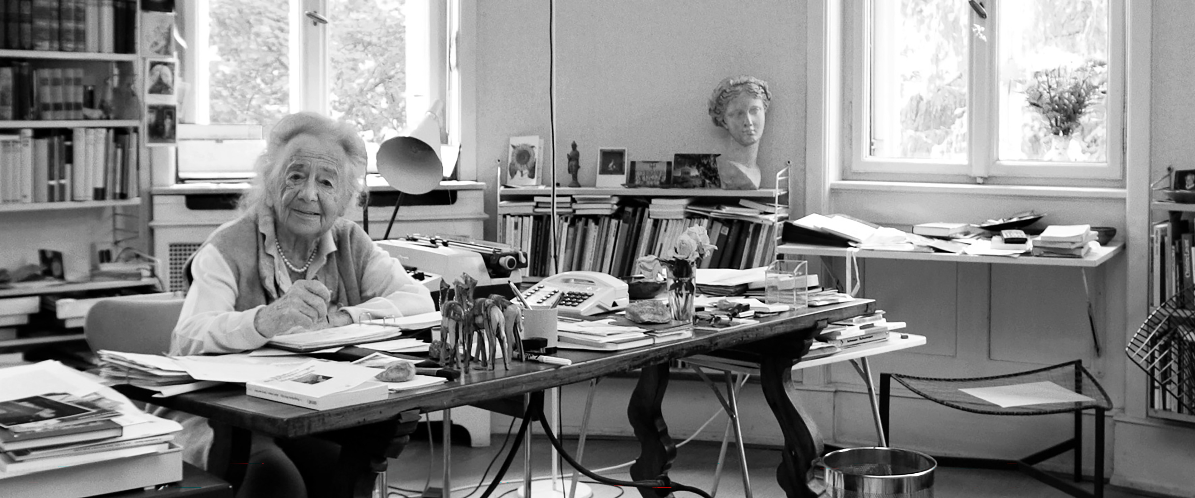 Alte Frau Frau am Schreibtisch