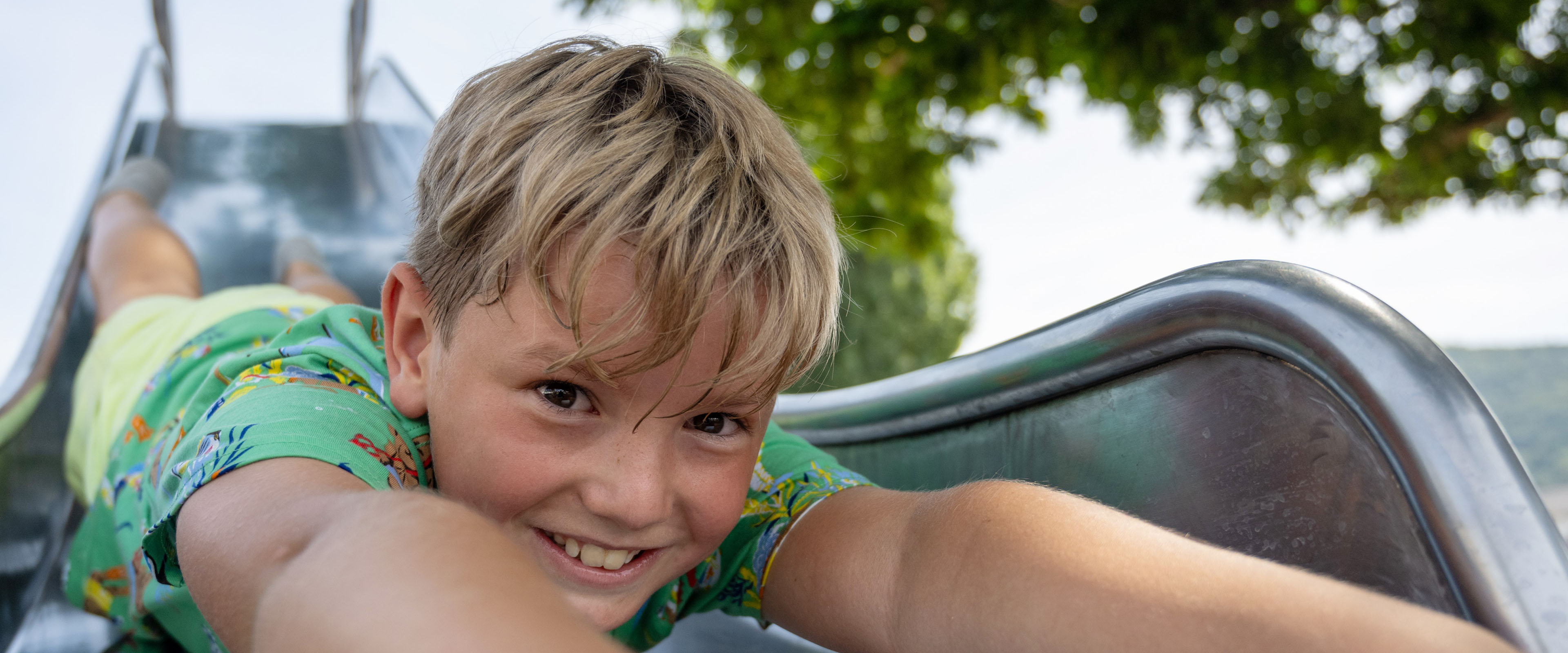 Junge auf Rutsche