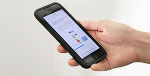 Hand hält Smartphone mit Infos zu Energielabels