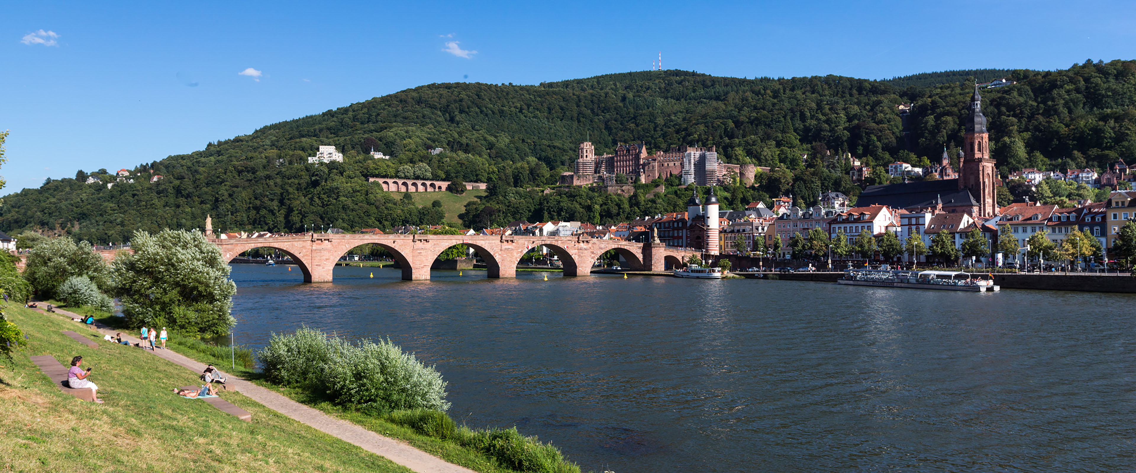 Blick auf Neckar, Alte Brücke und Schloss Heidelberg bei Sonnenschein