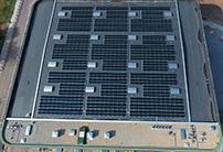 Blick von oben auf die Photovoltaik-Anlage auf der Großsporthalle.
