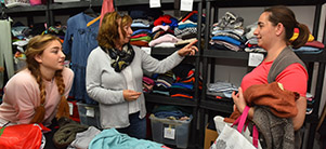 Drei Frauen in der Kleiderkammer in der Hardtstraße (Foto: Dorn) Drei Frauen in der Kleiderkammer in der Hardtstraße
