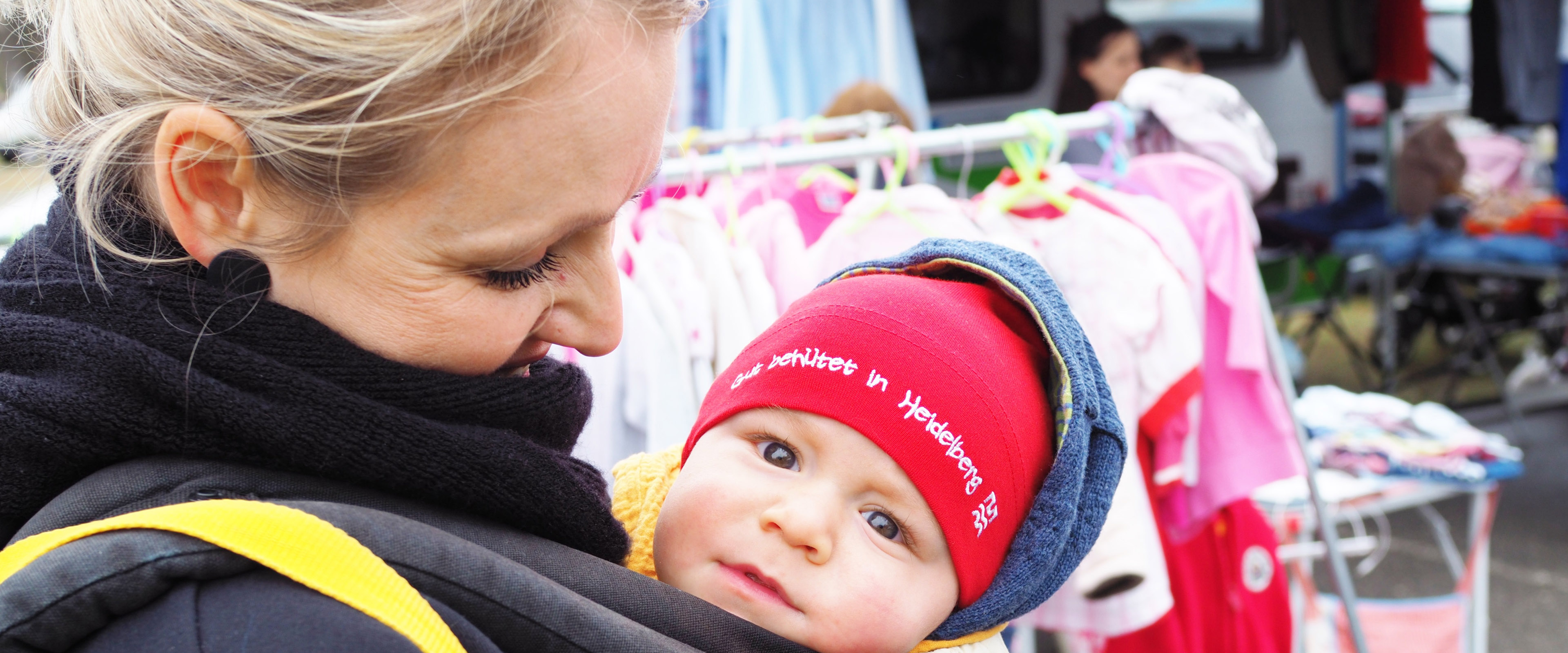 Frau mit Baby in Tragetuch