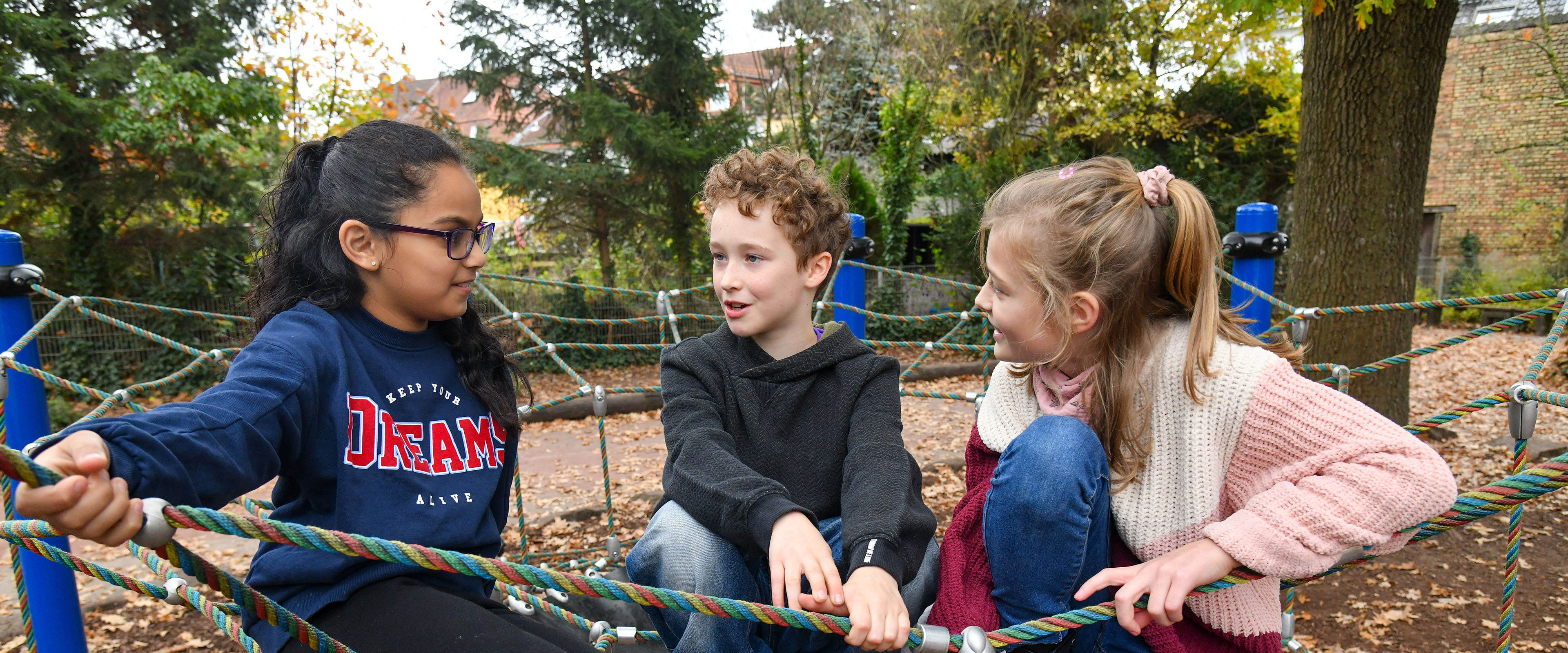 Zwei Frauen sitzen sich gegenüber bei einem Beratungsgespräch