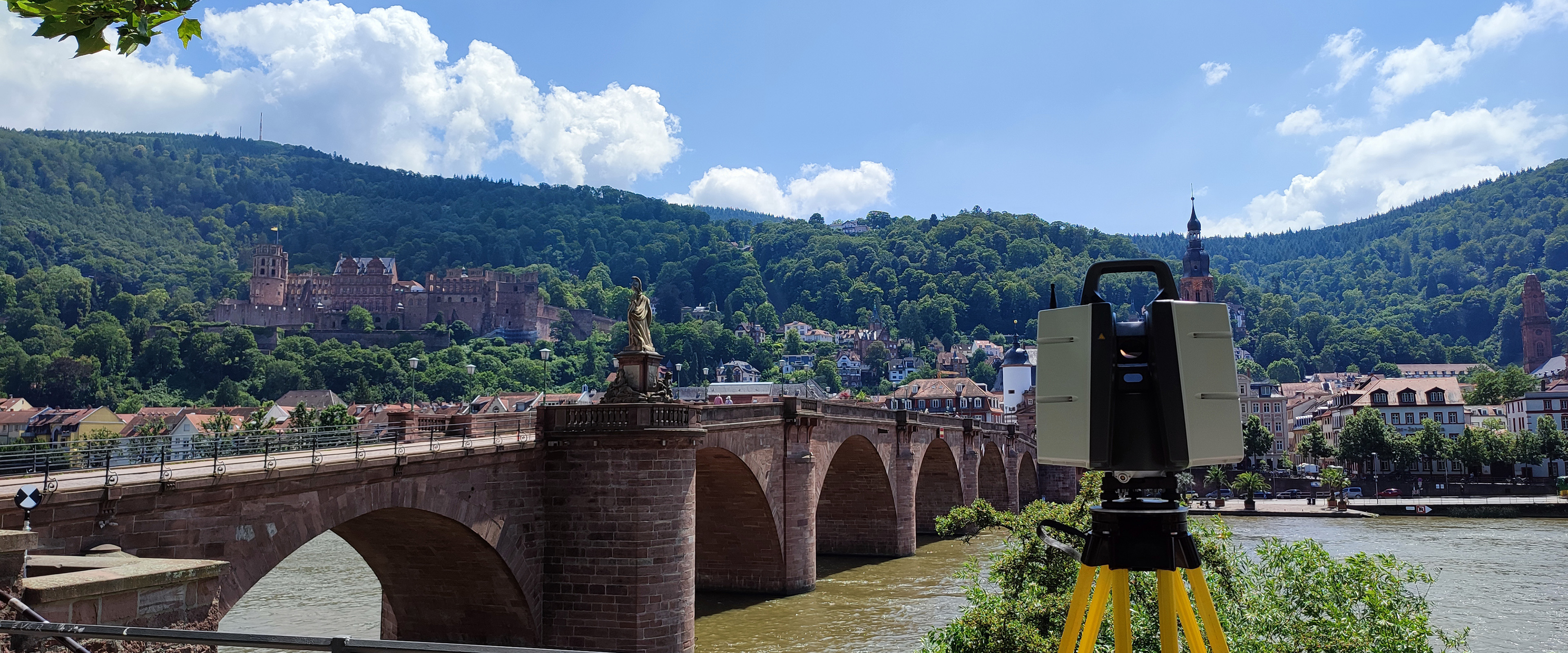 Blick auf die Alte Brücke mit einem Laserscanner im Vordergrund.