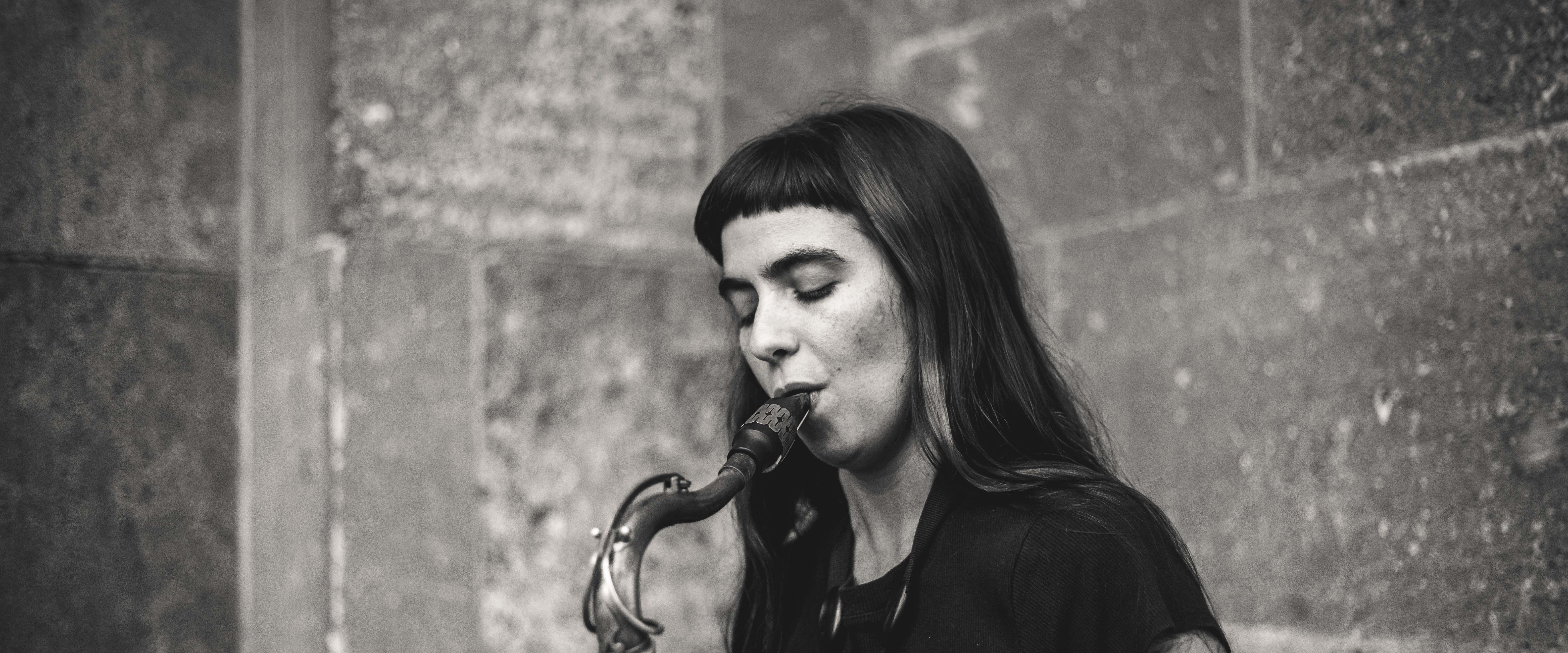 Junge Frau mit Saxophon