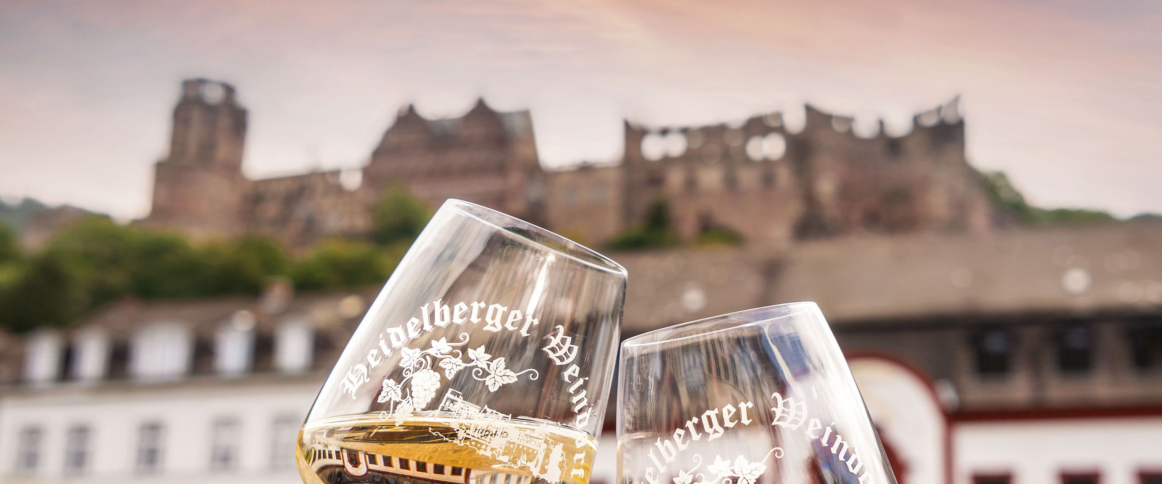 Weingläser und Heidelberger Schloss