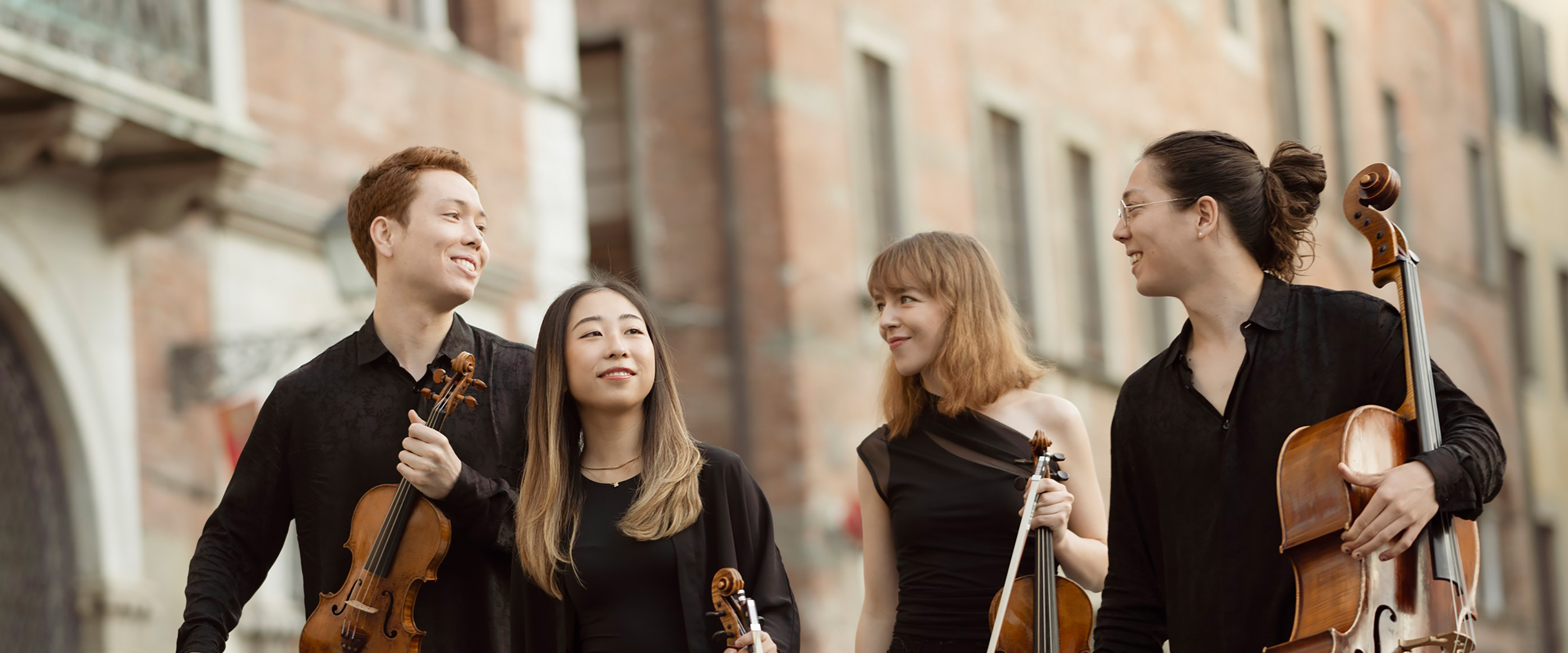 Gruppe mit Streichinstrumenten