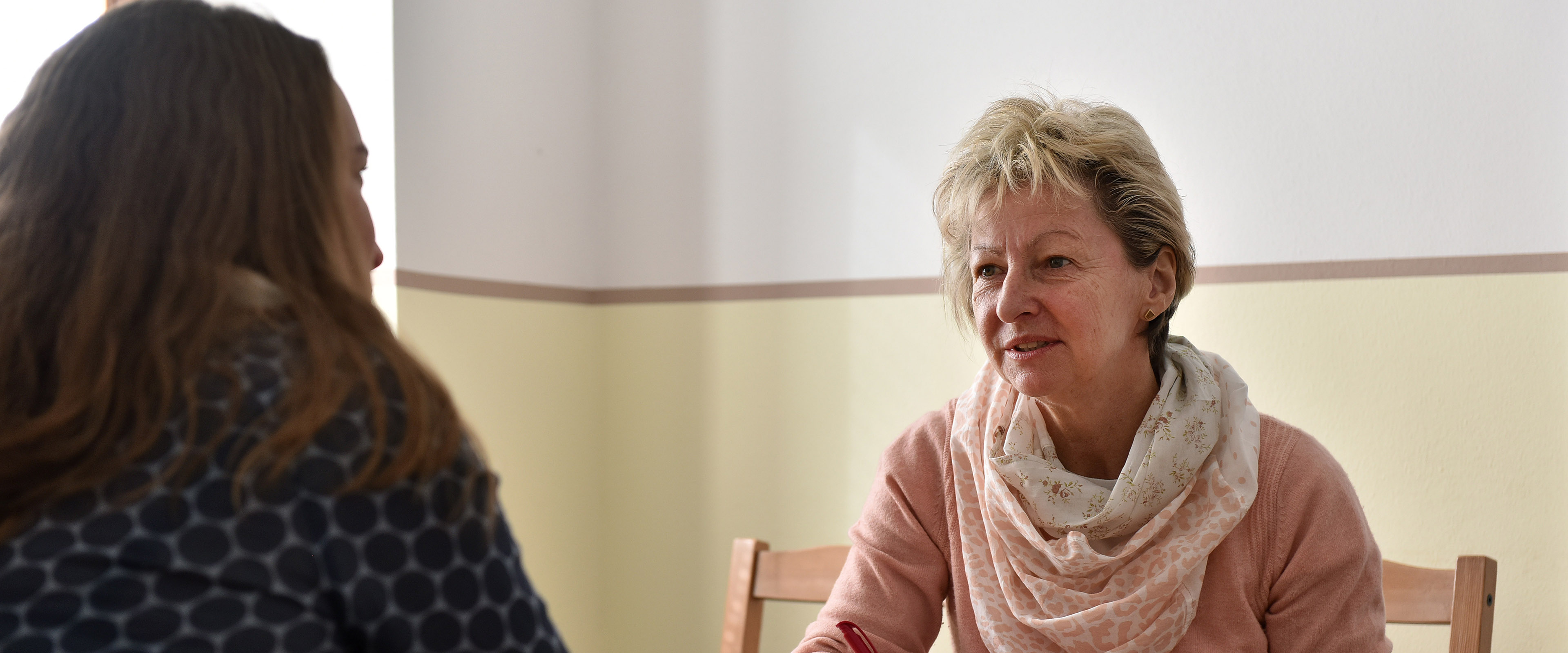 Zwei Frauen sitzen sich gegenüber bei einem Beratungsgespräch