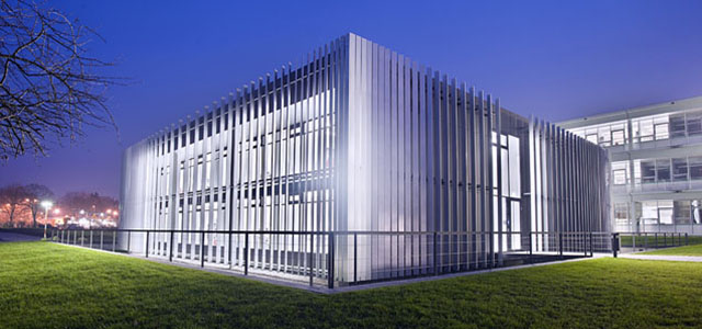 Der Technologiepark Heidelberg zählt zu den führenden Biotechnologie-Standorten weltweit (Foto: DKFZ) Das 7-Tesla-Gebäude im Technologiepark Heidelberg.