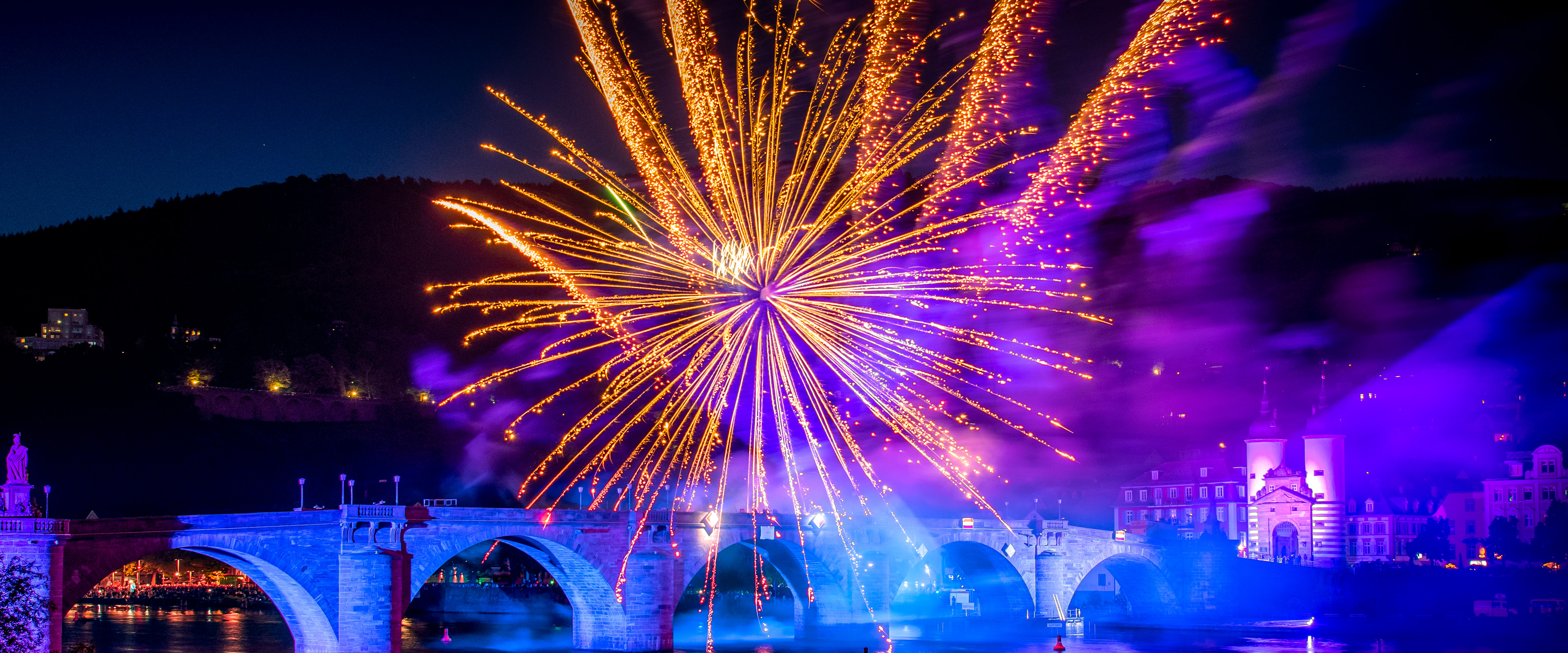 Feuerwerk bei Nacht über der Alten Brücke in Heidelberg.