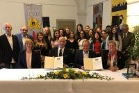 Bautzens Oberbürgermeister Alexander Ahrens (vorne, 2.v.l.) und Heidelbergs Oberbürgermeister Prof. Dr. Eckart Würzner (vorne, 3.v.l.) unterzeichneten eine Urkunde zur Erneuerung der Städtepartnerschaft. (Foto: Stadt Heidelberg) Gruppenfoto zur Erneuerung der Urkunden zur Städtepartnerschaft