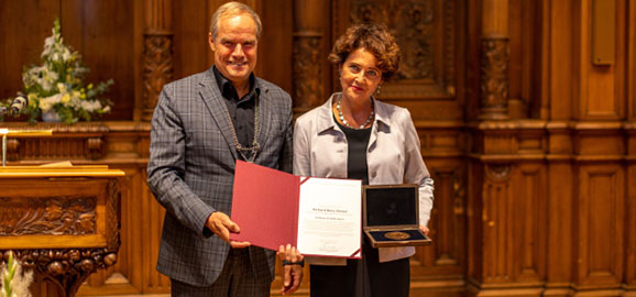 Oberbürgermeister Dr. Eckart Würzner (l.) mit Edith Heard bei der Verleihung der Richard-Benz-Medaille