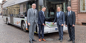 Mit dem E-Bus Richtung Zukunft: Die Pläne rund um den „Masterplan nachhaltige Mobilität“ präsentierten am Mittwoch, 31. Januar 2018 in Heidelberg (v. l.): Dr. Peter Kurz (Mannheim), Martin in der Beek, Technischer Geschäftsführer der Rhein-Neckar-Verkehr GmbH (rnv), Prof. Dr. Eckart Würzner (Heidelberg) und Klaus Dillinger, Bau- und Umweltdezernent der Stadt Ludwigshafen. (Foto: Philipp Rothe)