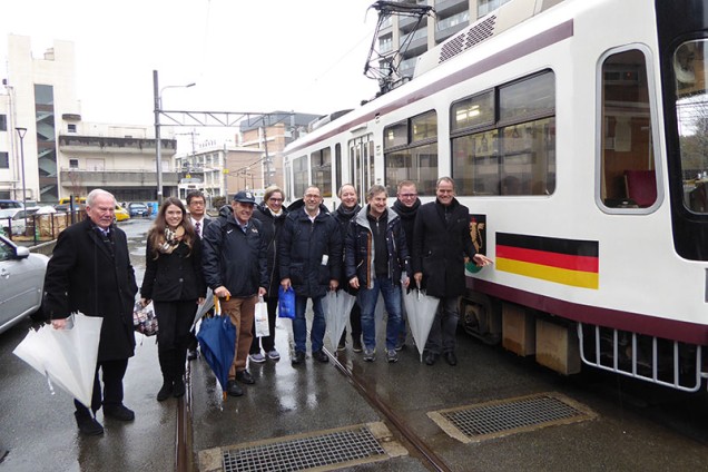 Die Delegation vor der Heidelberg-Tram. (Foto: RNZ/Riemer)