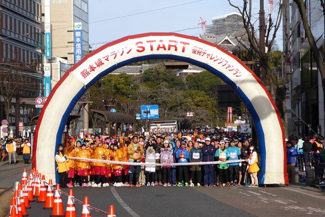 Läufer unter dem Startbogen kurz vor dem Beginn des "Kumamoto Castle Marathons" (Foto: RNZ/Riemer)