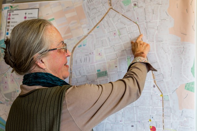 Seniorin markiert unsichere Verkehrsstellen auf einem Stadtplan (Foto: Stadt Heidelberg/ Pellner)