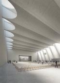 Blick in den Großen Saal des Konferenzzentrums im Siegerentwurf von DEGELO Architekten aus Basel mit der leicht zur Bühne hin abfallenden Decke. (Foto: DEGELO Architekten)