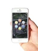 Ein weißes Smartphone wird von einer Hand gehalten und die Heidelberg-App ist auf dem Bild-schirm zu sehen (Foto: Stadt Heidelberg)