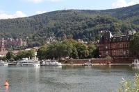 Fluss mit Bergen im Hinter-Grund und der Stadt-Halle und dem Schloss (Foto: Stadt Heidelberg)