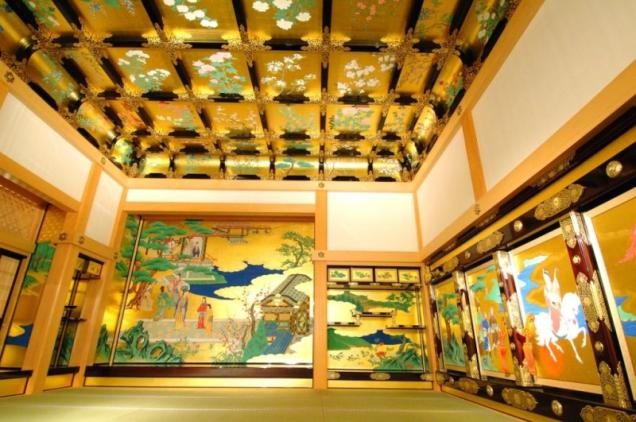 Kumamoto Honmaru Goten Palace with emebllished ceiling (picture: City of Kumamoto)